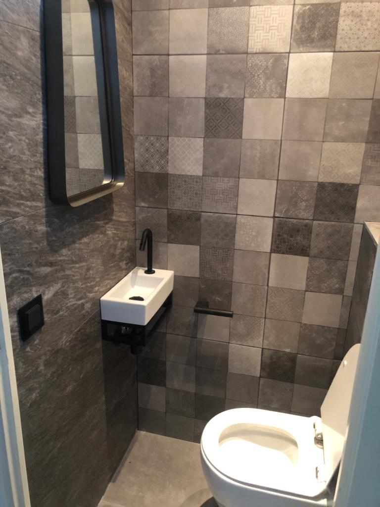 Toilet met vierkante grijze tegels