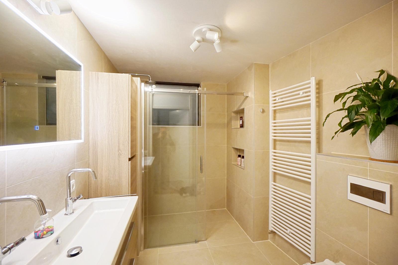 Stukadoren voorbeelden - Badkamer wit plafond