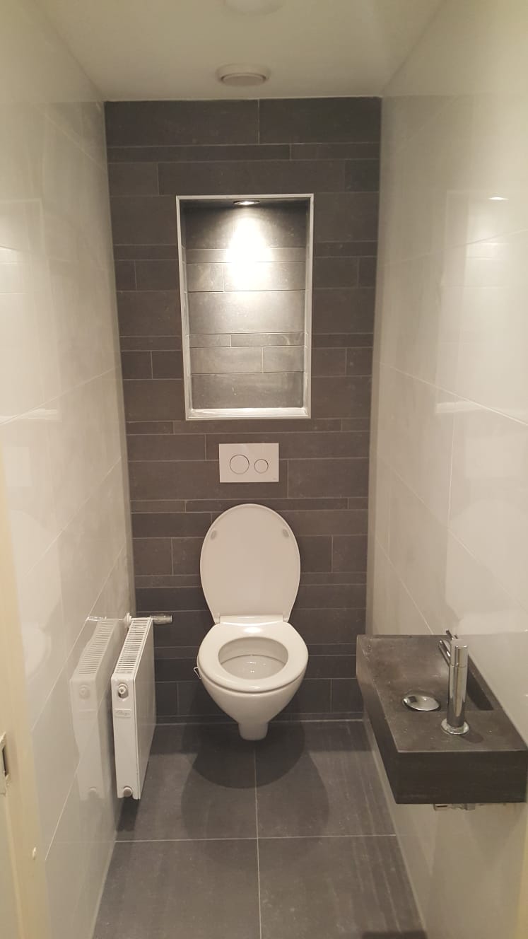Toilet met witte en bruine tegels