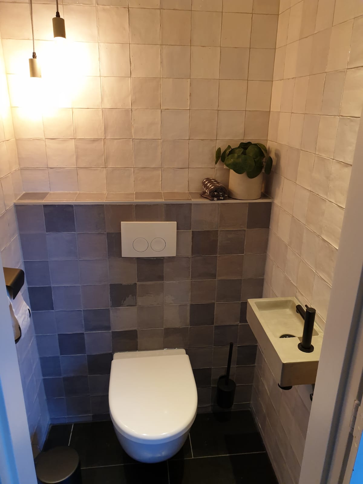 Toilet met bruine vierkante tegels