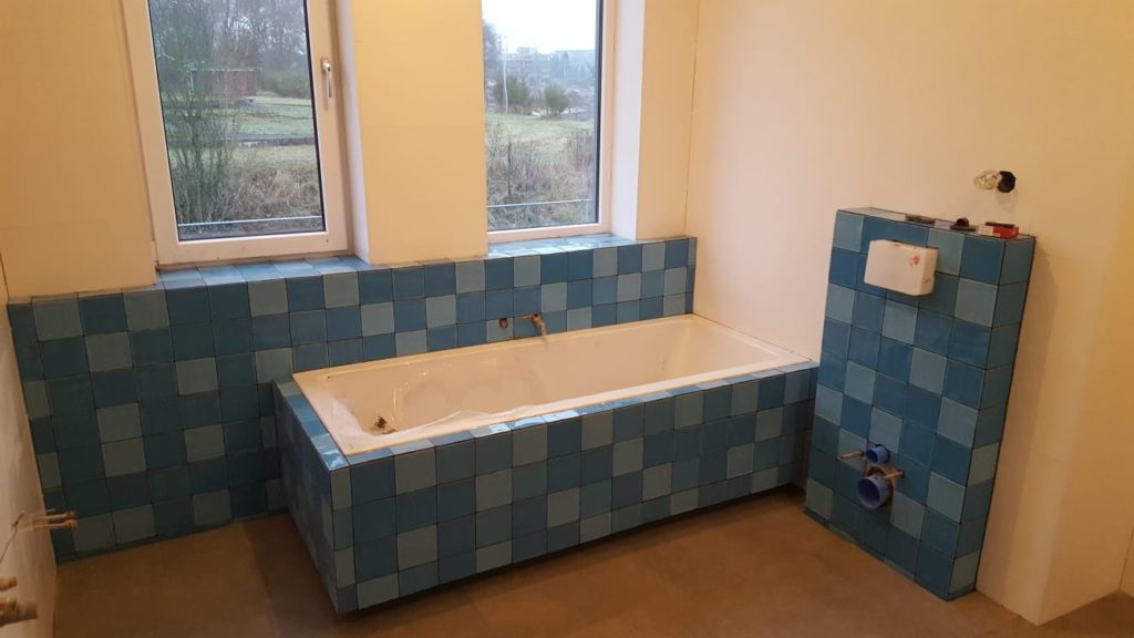 Tegelzetterswerk badkamer blauwe vierkante tegels