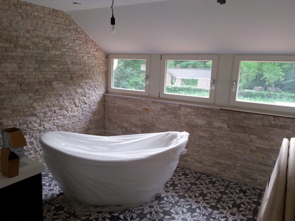 Tegelzetterswerk badkamer natuursteen lichtgrijs
