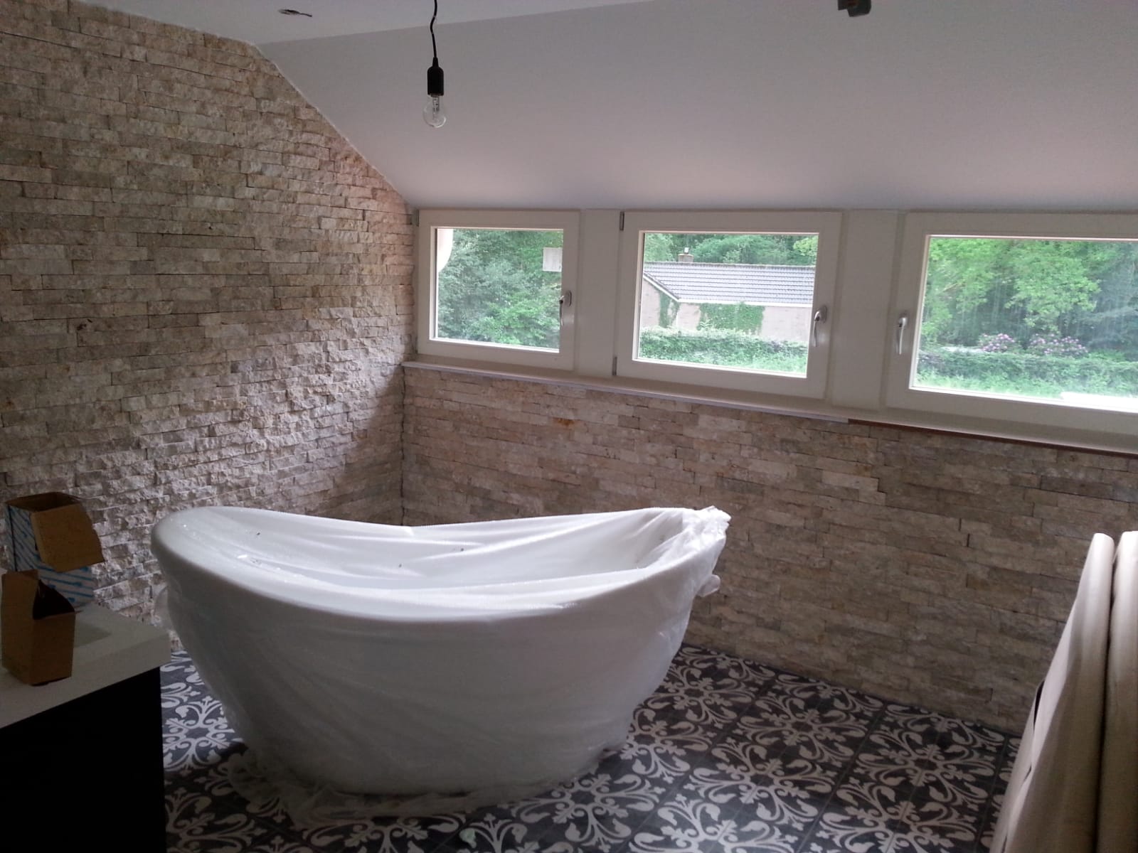 Stukadoren voorbeelden - Badkamer met wit plafond gestukt
