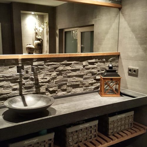 Tegelzetterswerk badkamer natuursteen tegels